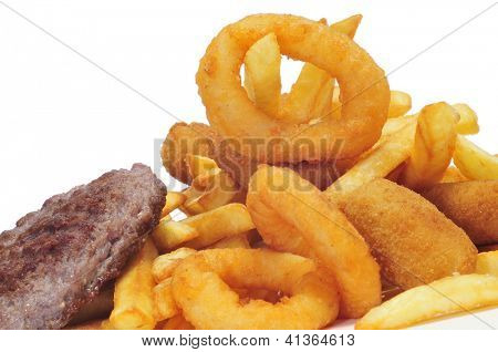 Nærbillede af en spansk combo fad med burgere, croquettes, calamares og pommes frites