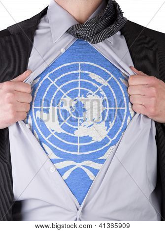 Affärsman med FN: S flagga T-shirt