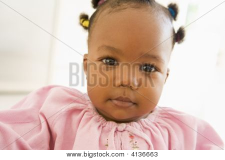 Bebê dentro de casa