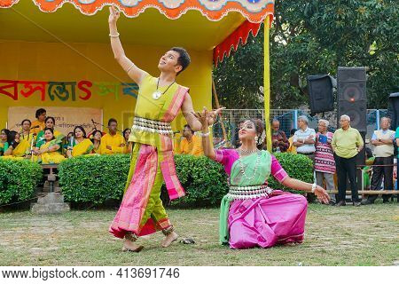 Kolkata, West Bengal, India - 9th March 2020 : Young Bengali Male And Female Dancers Dressed In Colo