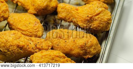 Southern Crispy Battered Fried Chicken Wings, Deep-fried Chicken Wings On The Metal Tray