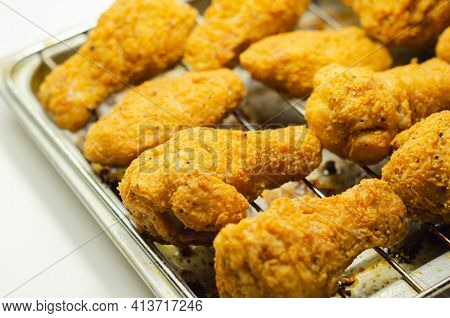 Southern Crispy Battered Fried Chicken Wings, Deep-fried Chicken Wings On The Metal Tray