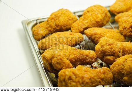 Southern Crispy Battered Fried Chicken Wings, Deep-fried Chicken Wings On The Metal Tray