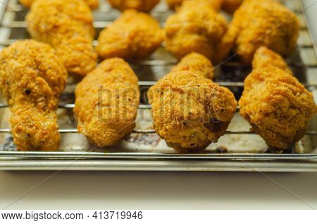 Southern Crispy Battered Fried Chicken Wings, Deep-fried Chicken Wings On The Metal Tray