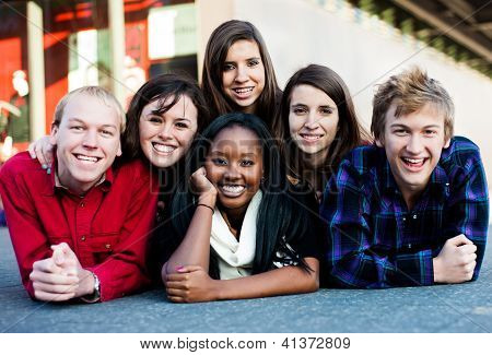 Gruppe von Studenten auÃŸerhalb