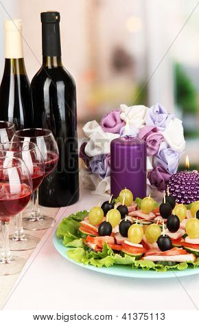 Canapés e vinhos no restaurante