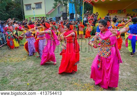 Kolkata, West Bengal, India - 9th March 2020 : Group Dancing Of Bengali Girls Dressed In Colorful In