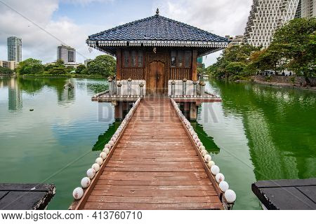 Seema Malaka Buddhist Temple In The Beira Lake In Colombo, Sri Lanka. Seema Malaka Temple Is One Of 