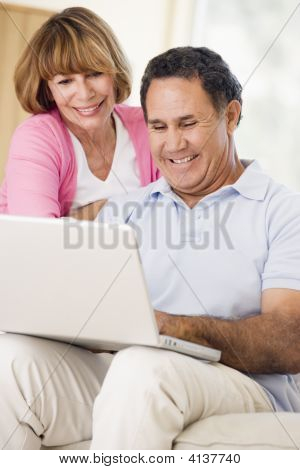 คู่รักในห้องนั่งเล่นที่แล็ปท็อป