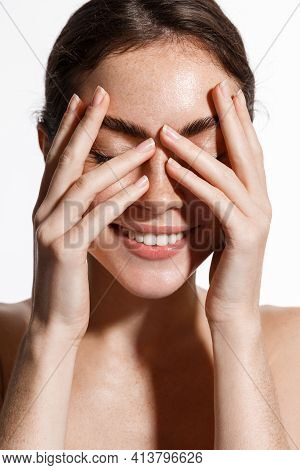 Vertical Of Beauty Face Clean And Hydrating Face With Facial Toners, Balance Sebum Level With Cosmet