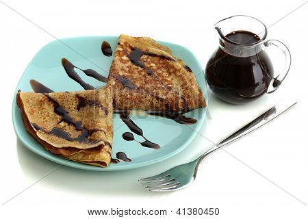 หวาน pancakes บนแผ่นกับนมข้นที่แยกต่างหากบนพื้นสีขาว