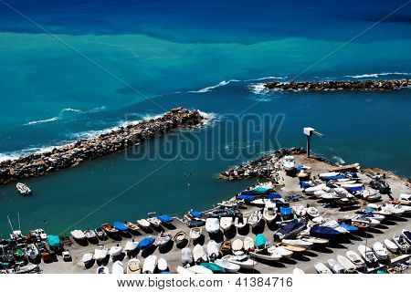 Belle plage avec vue sur Méditerranée à Levanto en Italie