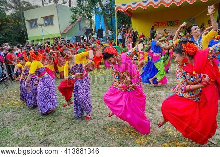 Kolkata, West Bengal, India - 9th March 2020 : Group Dancing Of Bengali Girls Dressed In Colorful In