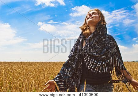 Bella donna sul campo di grano