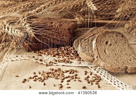 Composizione con gruppo di pane e orecchie di grano e semi di grano