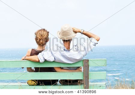 Giovane Cople Looking At Sea View