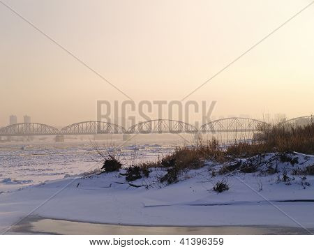 Inverno brige no nevoeiro. pôr do sol