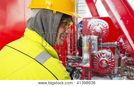 Versand von Ingenieur an einem kalten Wintertag auf der schneebedeckten Brücke eines Schiffes Offshore-Unterstützung, tragen ein