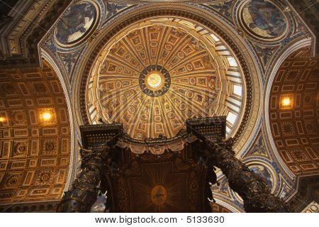 Basílica Vaticano Saint Peter dentro de Roma de cúpula de Michelangelo