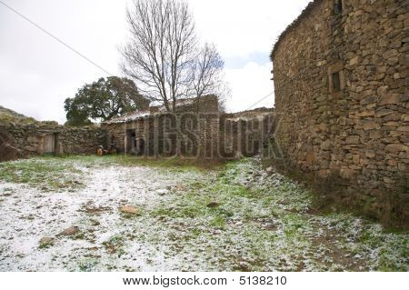 Altes Steinhaus im winter