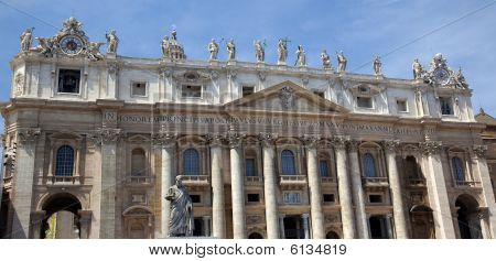 Peterskirken udenfor statuer Vatikanet Rom Italien