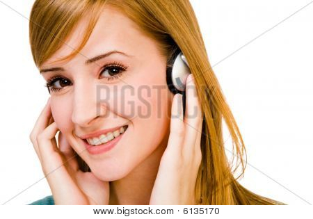 Latino-americano donna indossa cuffie