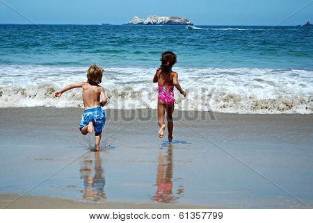 Kids running to the sea