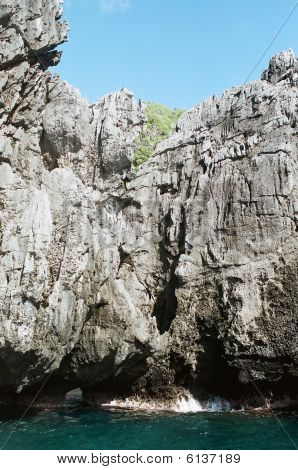 Vápencový útes v El Nido, Filipíny