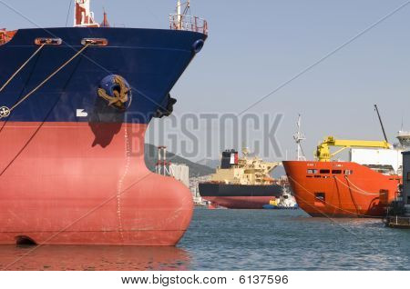 New building ships in shipyard