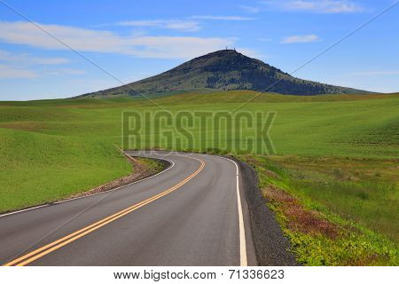 Beautiful road to Steptoe butte in Palouse