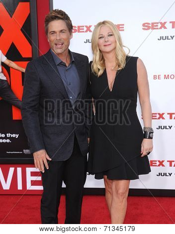 LOS ANGELES - JUL 10:  Rob Lowe & Sheryl Berkoff arrives to the 