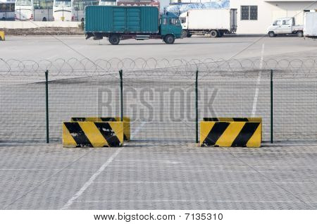 Valla de metal y signo de la zona restringida en la zona de carga del aeropuerto