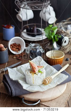 Cheese with figs and honey