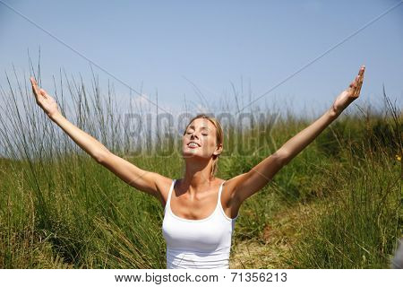 Woman in countryside doing yoga exercices