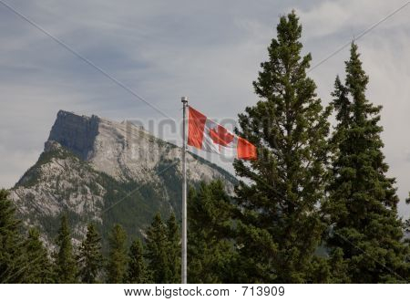 Kanadyjska flaga z Mt Rundle
