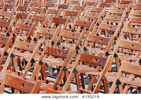 音乐会前木制椅子 (模式 / 空 / 无人)