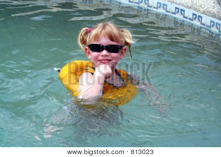 Kind im pool