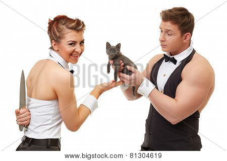 Trusting guy gives kitten to misleading girl