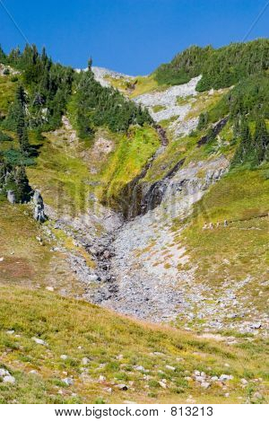 Wasserfall der Gletscher schmelzen auf dem Wanderweg des Mt. rainier