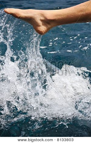 Piede di giovane uomo in acqua - splash