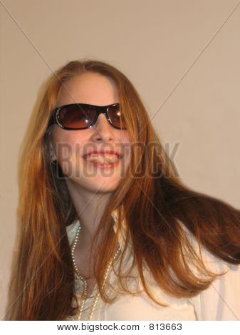 Menina com óculos de sol
