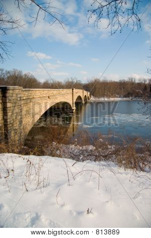 Brücke nach dem Schneesturm