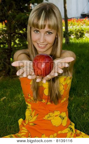 Pige viser apple