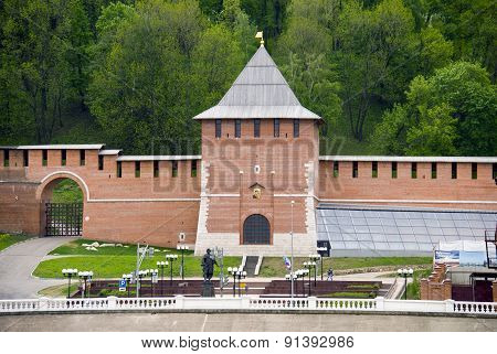 Zachatyevsky tower of the Nizhny Novgorod Kremlin and monument to Peter I