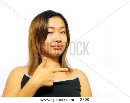 옆으로 가리키는 아시아 소녀
