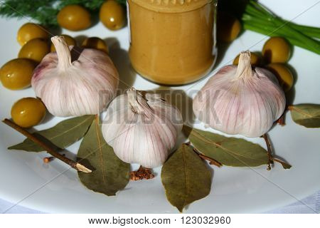 aroma pink heads of ripe garlic, mustard, olive, and verdure for cooking
** Note: Visible grain at 100%, best at smaller sizes