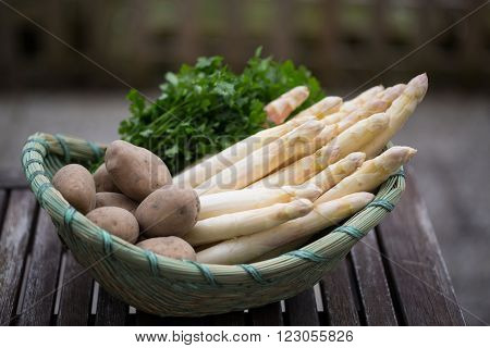 white asparagus with potataoes in a basket