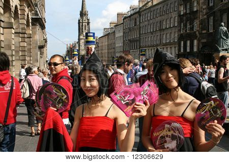 สาวเกาหลีกับสมาชิกใบปลิวของแทกูเมืองเต้นรำสมัยใหม่ บริษัทรอยัลไมล์ระหว่าง f เอดินบะระ
