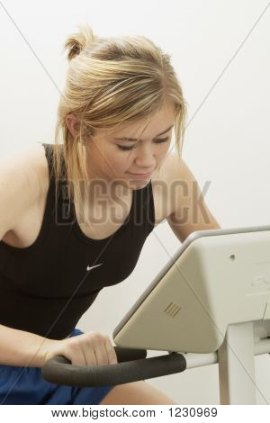 Teen holka na kole cvičení