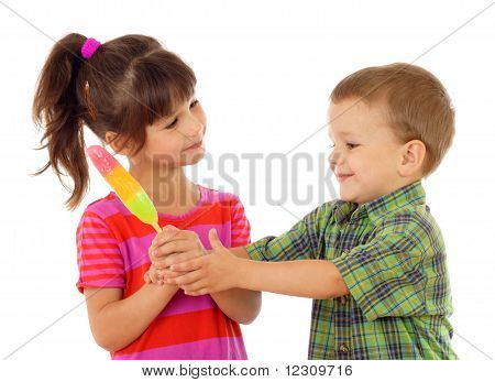 Malé děti sdílení zmrzlina barva